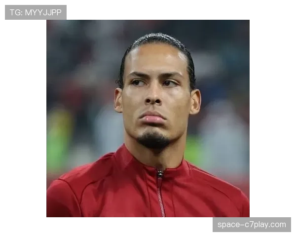 特写:37岁的范戴克,在利物浦训练场上指导年轻中卫科纳特 特写:37岁的范戴克,在利物浦训练场上指导年轻中卫科纳特